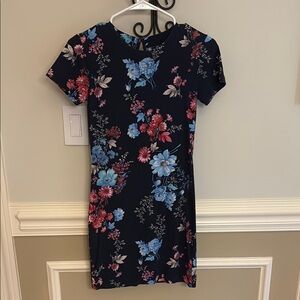 French Connection size 2 Floral Short Sleeve Dress
